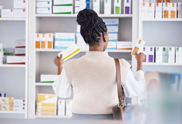 Жінка Наркотики Полки Здоров Хвороби Болю Або Полегшення Аптеці Дивлячись — стокове фото