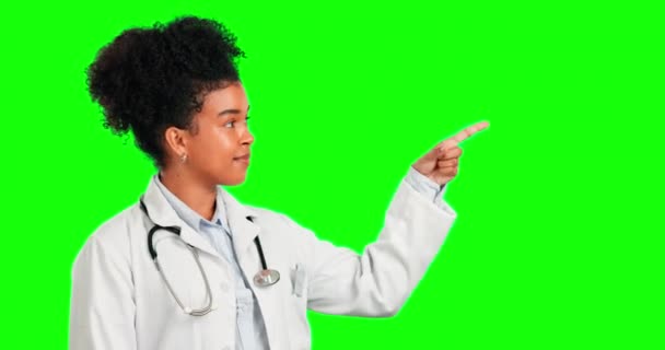 プロモーションや薬のための緑の画面上の女性とポインティング 医師や混乱 選択と決定のためのスタジオの背景に女性とモックアップとヘルスケア シュラッグ — ストック動画