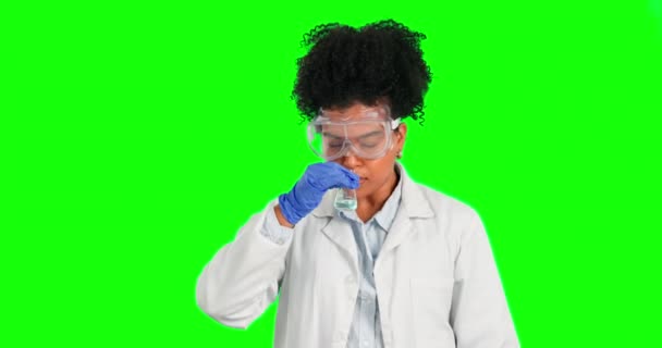 Zielony Ekran Chemiczny Naukowiec Lub Kobieta Pachną Płynem Kontroli Jakości — Wideo stockowe