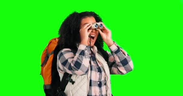 Mujer Pantalla Verde Binocular Senderismo Apuntando Paisajes Aventura Vistas Turísticas — Vídeos de Stock