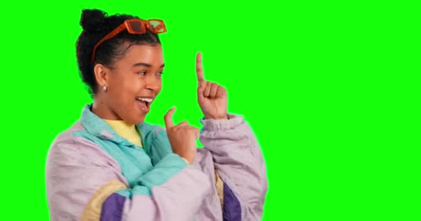 Pantalla Verde Cara Emocionada Punto Mujer Elección Del Producto Moda — Vídeo de stock