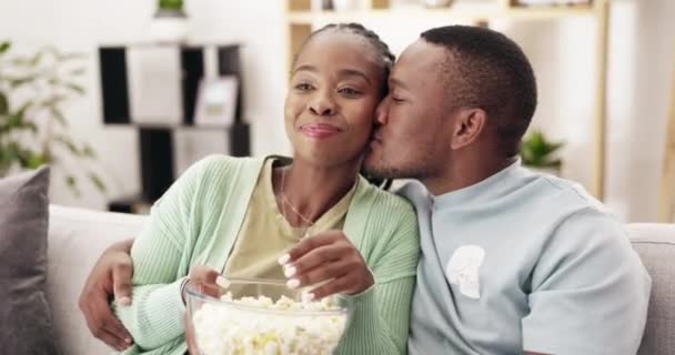 Pipocas Beijo Casal Assistindo Sofá Feliz Ligação Sua Casa Amor — Vídeo de Stock