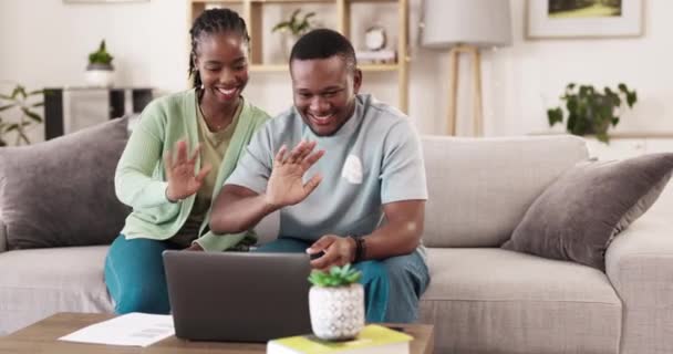 笔记本电脑 视频通话和一对黑人夫妇在客厅的沙发上聊天 在网上挥手 年轻的非洲男人和女人在他们现代的家中与计算机进行虚拟的对话 — 图库视频影像