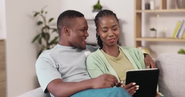 Glad Par Kærlighed Digital Tablet Sofa Til Streaming Abonnement Underholdning – Stock-video