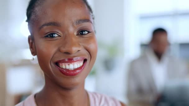 オフィスでのビジネスの信頼 キャリアの野心やリーダーシップのための幸せな黒人女性 顔と笑顔 自信に満ちたアフリカ系アメリカ人女性従業員の肖像職場で企業経営に笑顔 — ストック動画