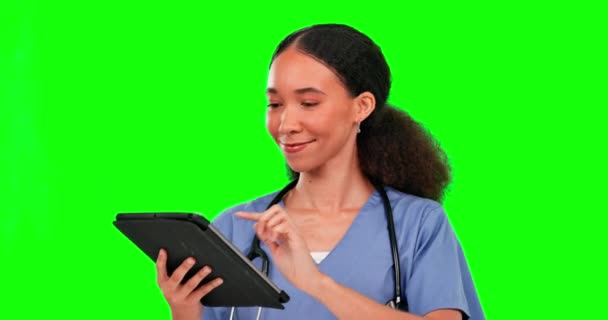 Tableta Sonrisa Enfermera Mujer Pantalla Verde Estudio Aislado Fondo Tecnología — Vídeo de stock