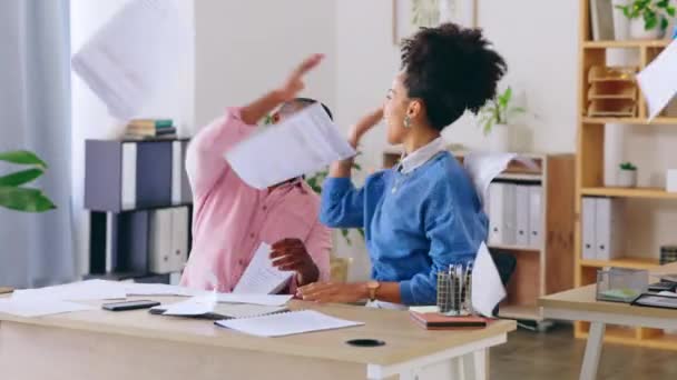 Papierwerfen Mitarbeiter Und Bürohochs Der Geschäftsleute Mit Feier Aus Teamwork — Stockvideo