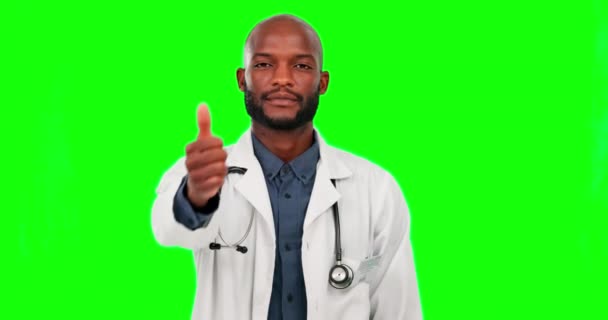 黒人男性と親指を上下に緑の画面上のスタジオでは バックグラウンドのモックに隔離された 顔の肖像画 外科医や拒絶絵文字のための手のジェスチャーを持つ人 間違っているか意見 — ストック動画
