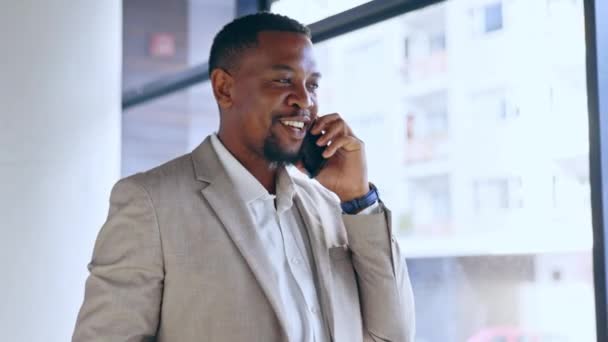 Appel Téléphonique Homme Noir Marche Dans Immeuble Bureaux Heureux Sourire — Video