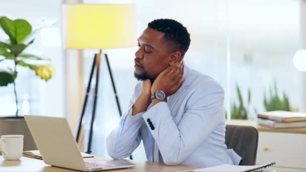 在笔记本电脑上工作时 生意上 黑人男性和颈部疼痛 受伤或肌肉问题 职业倦怠 紧张或纤维肌痛 关节炎或关节炎症患者 — 图库视频影像