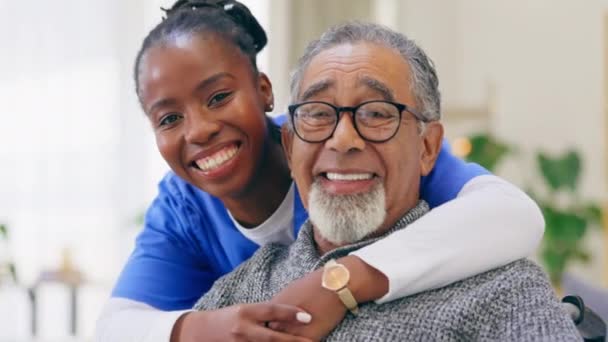 Homem Sênior Enfermeira Abraço Com Rosto Sorriso Cuidado Casa Para — Vídeo de Stock