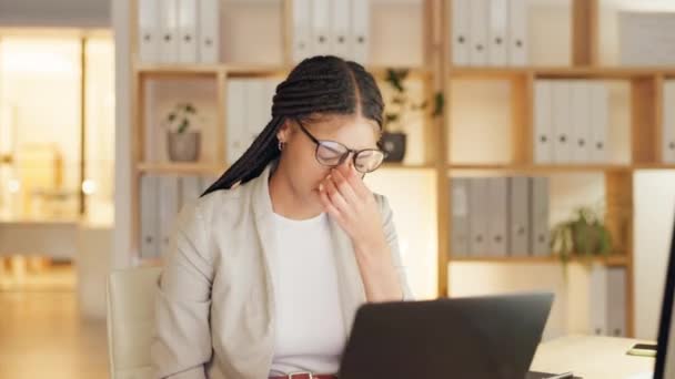 Kopfschmerzen Migräne Und Schmerzen Der Frau Laptop Stress Depressionen Oder — Stockvideo