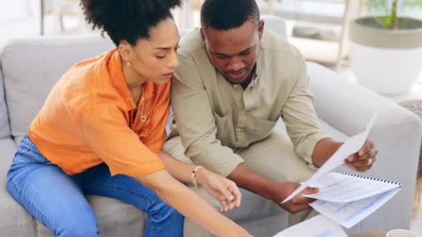 黑人夫妇 文件和金融危机在客厅沙发上讨论按揭支付或贷款在家里 因债务 财务问题或资金问题而在文书工作中感到沮丧的非洲男女 — 图库视频影像