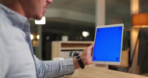 Tela Mockup Tablet Homem Escritório Mesa Line Para Site Pesquisa — Vídeo de Stock