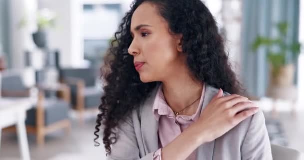 Stres Omuz Ağrısı Ofisteki Bir Masada Çalışırken Mekânına Masaj Yapan — Stok video