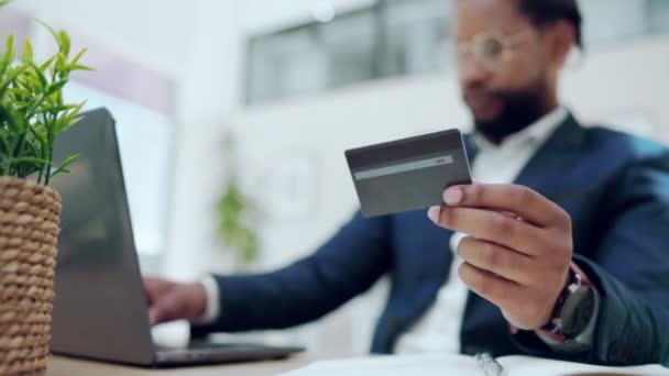 オンラインショッピング 支払いや投資のためのオフィスで黒人男性とクレジットカード 金融やノートパソコン インターネットバンキング 予算のための男性顧客とのEコマース ウェブサイト フィンテック — ストック動画