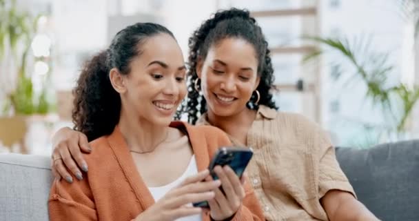 Çak Bir Beşlik Akıllı Telefonu Olan Kadınlar Arkadaşlar Kanepe Eğlenceli — Stok video