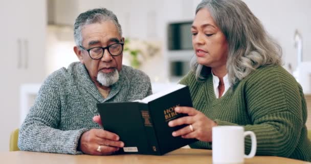 Старшая Пара Читает Библию Книги Молится Дома Духовной Вере Святом — стоковое видео