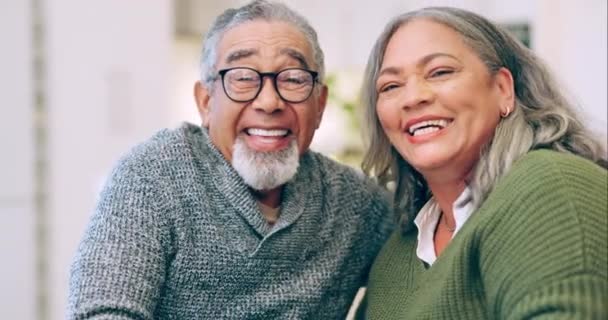 シニアカップル 顔と愛 ケアと幸福のためのリビングルームで一緒に笑っている 老人の肖像 幸せな女性と退職のための笑顔 ホームラウンジでの品質の時間のリラックスとサポート — ストック動画