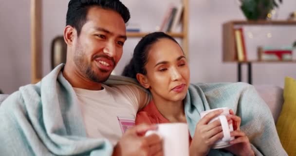 Regarder Télévision Détendre Parler Maison Couple Regarder Vidéo Contenu Streaming — Video