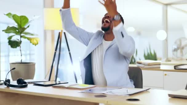 Adamı Kutlama Kazanmak Için Evrak Işleri Şirket Başarısı Veya Ofiste — Stok video