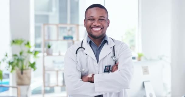 Счастливчик Доктор Лицо Черного Мужчины Больнице Скрещенными Руками Доверие Страховку — стоковое видео