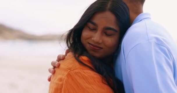 Liebe Glücklich Und Paar Umarmen Sich Strand Während Eines Romantischen — Stockvideo