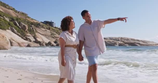 与伴侣一起在海滩上进行指点 恋爱和牵手旅行 放松和放暑假 与男人和女人在约会时的快乐 关系和浪漫 — 图库视频影像