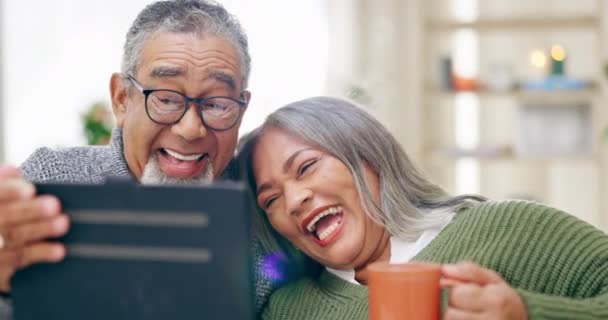 シニア幸せなカップル ビデオ ミームや愛と笑いのためのソーシャルネットワークアプリのための自宅でタブレットやソファ 女性とモバイルタッチスクリーンでリラックス 面白い映画やリビングルームでの退職 — ストック動画