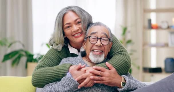 Entspannen Liebe Und Umarmung Porträt Eines Alten Paares Auf Dem — Stockvideo