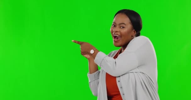 Zelená Obrazovka Maketa Šťastná Žena Ukazující Prezentaci Řešení Nebo Povýšení — Stock video
