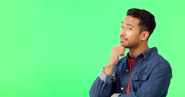 緑のスクリーンスタジオでのアイデアを持つ思考 男は不確定で モックアップの背景での決定と問題解決 肖像画や意思決定 解決策や合意のアジアの男を困惑 Emojidex 絵文字デックス — ストック動画