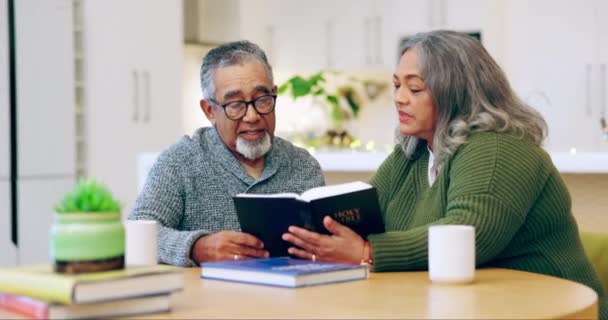 老夫妇在家里读圣经 看书和祈祷 以求得精神信仰 神圣的信任和对上帝的崇拜 老年男子 妇女和基督教书籍中关于退休 宗教和赞美基督耶稣的祈祷 — 图库视频影像