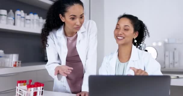 Forskerteamarbeid High Five Kvinner Laptop Etter Forskningsinnovasjon Laboratoriet Vitenskap Samarbeid – stockvideo