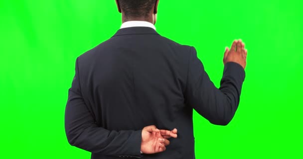 手指交叉 誓言和不诚实与一个商人在绿屏背景下在工作室后面 在司法 欺诈和审判中 一名腐败的男性雇员谎报法律指控 — 图库视频影像