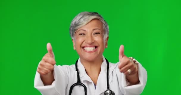 绿色屏幕 兴奋的医生和女人大拇指向上同意 谢谢你和好消息在工作室 医疗支持 健康和保险方面的医疗保健 情感模拟和快乐女士的画像 — 图库视频影像