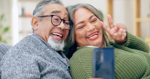 Rahatla Gülümse Selfie Çek Oturma Odasında Birlikte Oturan Yaşlı Çift — Stok video