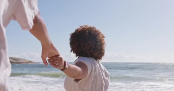 Plaża Szczęśliwa Para Trzymająca Się Ręce Wakacjach Lub Wakacjach Nad — Wideo stockowe