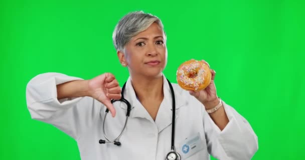 放下大拇指 在绿色屏幕上挂上甜甜圈肖像 以促进健康的生活方式 医疗护理 食品建议和工作室健康等方面的不健康或低糖饮食让不快乐的女性摇头 — 图库视频影像