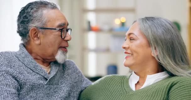 Gespräch Lächeln Und Senioren Paar Auf Dem Sofa Zusammen Wohnzimmer — Stockvideo