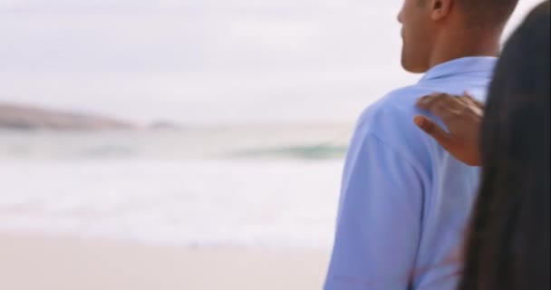 海滩和拥抱在户外 在快乐 兴奋的同时 一起度假或度假 年轻的女人 惊喜的男人在海上浪漫的约会 关心或自由的旅行 快乐的旅行 — 图库视频影像