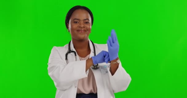 绿色屏幕和黑人妇女与医生 手套在手上 微笑在工作室的背景 有安全条例和保护的女性形象 快乐的女性雇员和医学专业人员 — 图库视频影像