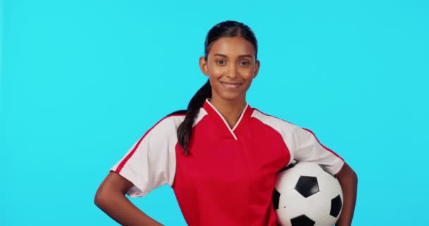为演播室里的女性提供运动 微笑或足球 以进行健身 训练或比赛 在比赛 锻炼或比赛中 有蓝色背景的女运动员形象的快乐 锻炼或足球 — 图库视频影像