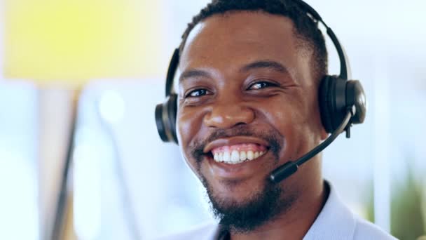 Cara Sonrisa Hombre Negro Centro Llamadas Para Servicio Cliente Telemarketing — Vídeo de stock