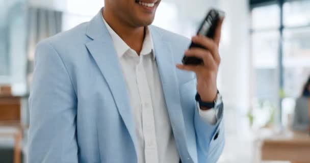 バーチャル会話 ディスカッション 会話のためのオフィスでの会話 ビジネスマン チャット 接続のためのスマートフォン上のコミュニケーション 企業の職場や男性労働者 — ストック動画