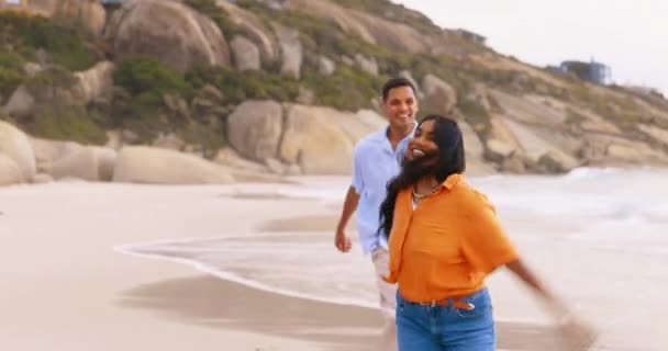 Çift Kumsalda Dışarıda Aşk Için Koşarken Oyun Oynarken Mutlu Birlikte — Stok video