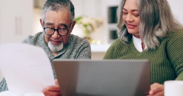Senior Par Computer Planlægning Med Bank Kontrakt Dokumenter Til Budget – Stock-video