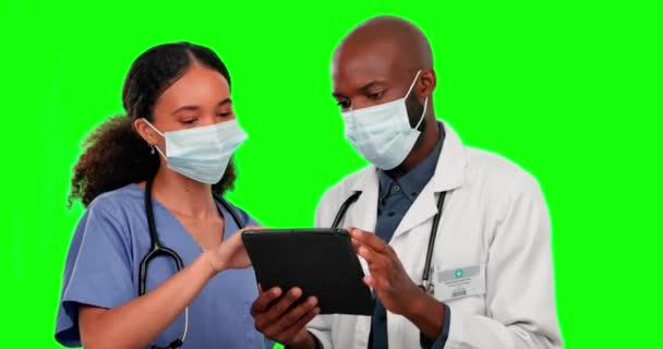 Tableta Trabajo Equipo Covid Médicos Pantalla Verde Estudio Aislado Fondo — Vídeo de stock