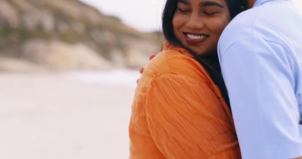 旅行和情侣在沙滩上拥抱 在浪漫的假期或度蜜月的时候 在一个浪漫的假期里 年轻的男女在海边拥抱亲密的一刻 — 图库视频影像