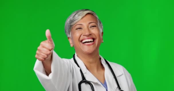 绿色屏幕 医生和女性的脸与大拇指同意 谢谢你和好消息在演播室 医疗支持 健康和保险方面的医疗保健 情感模拟和快乐女士的画像 — 图库视频影像
